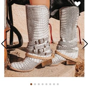 BRAND NEW!!! FREEBIRD by Steven DROVE Size 8